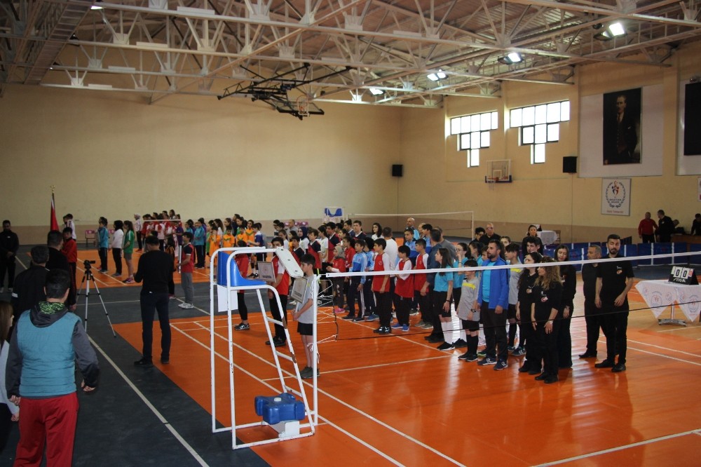 Badminton grup müsabakaları başladı 