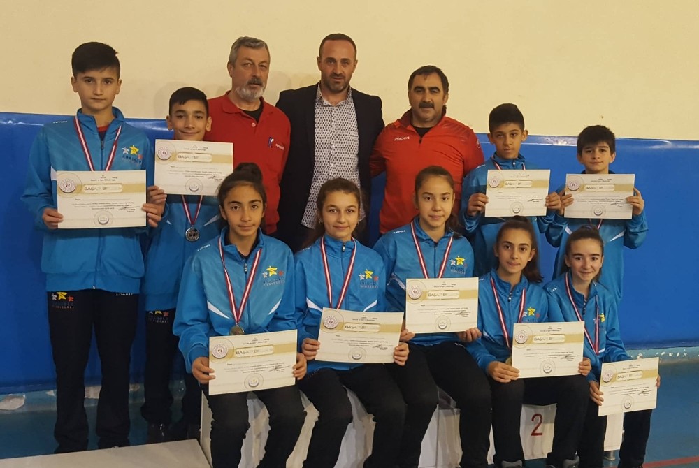 Badmintoncular madalyalarla döndüler 