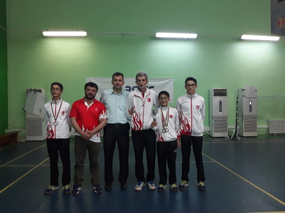 Badmintoncularımız şampiyon. 