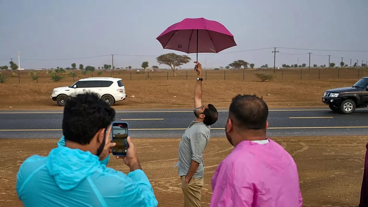 BAE ülkesinin yağmurla sıra dışı kırılgan ilişkisi: Kritik uyarı olarak görülüyor!