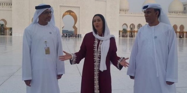BAE bunu da yaptı! Siyonist İsrailli bakanı camiye götürdüler