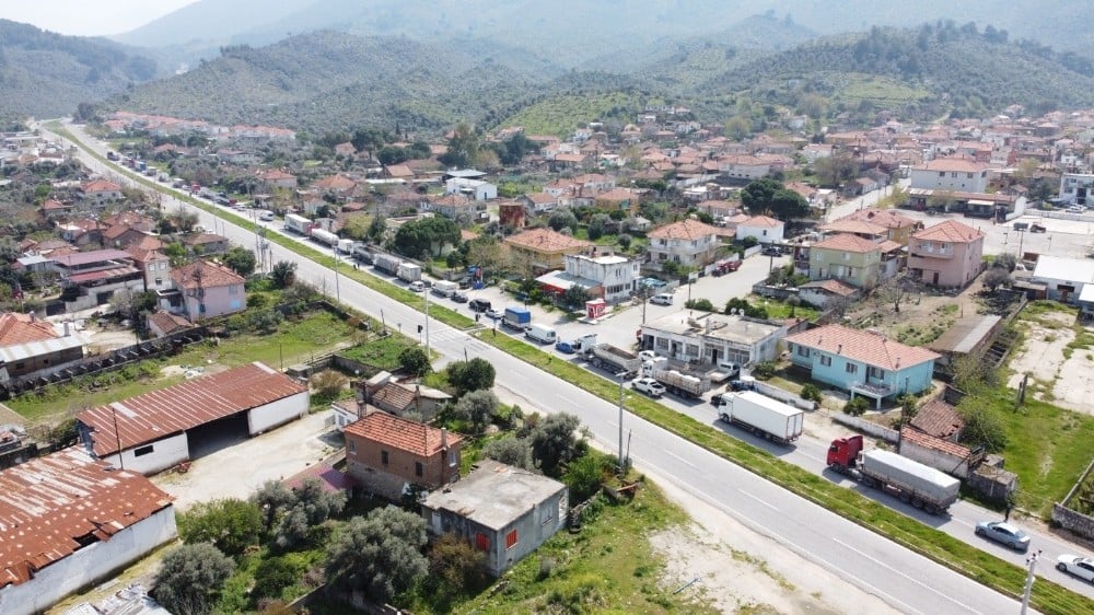 Bafa’da araç kuyruğu havadan görüntülendi 