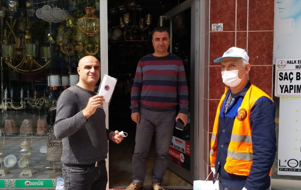 Bafra belediyesinden esnafa maske 