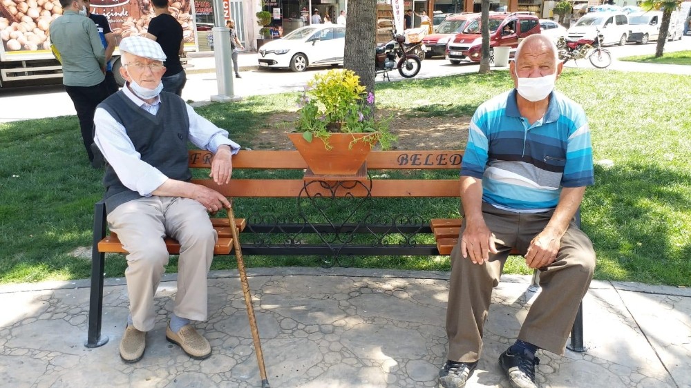 Bafra Belediyesinden ’sosyal mesafe bankları’ 