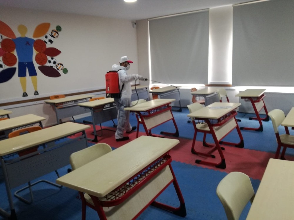 Bafra Belediyesi’nden YKS öncesi okullara dezenfeksiyon 