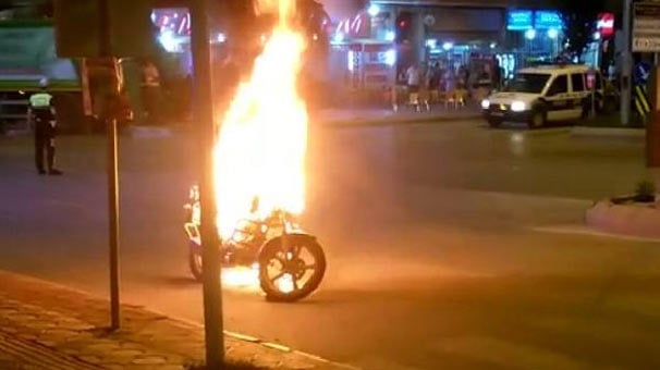 Bafra ilçesinde polise kızdı, motosikletini yaktı