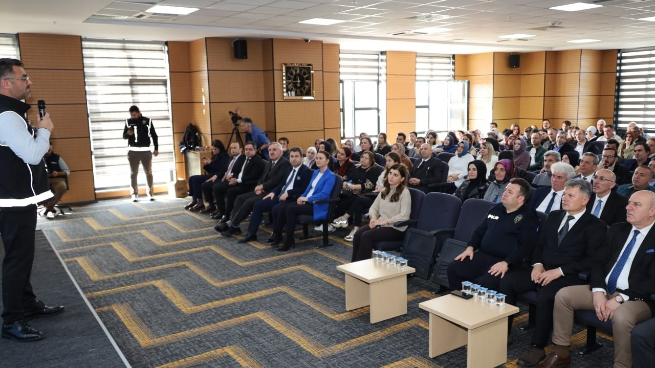 Bafra’da annelere yönelik uyuşturucu ve dijital bağımlılıkla mücadele semineri