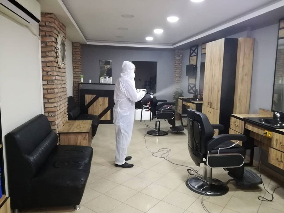 Bafra’da berber ve kuaförlere dezenfekte, gıda işletmelerine denetim 