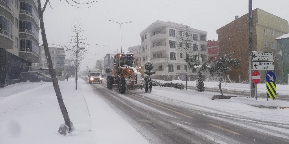 Bafra’da kar yağışı hayatı olumsuz etkiledi 