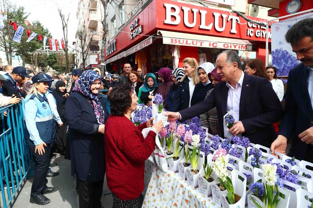 Bağcılar Belediyesi’nden kadınlar gününde 10 bin sümbül 