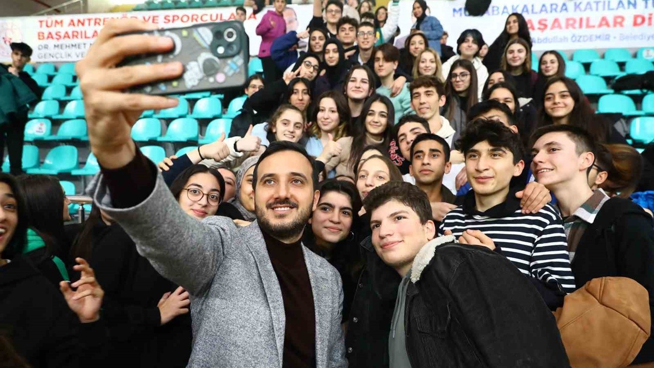 Bağcılar Belediyesi’nden üniversite öğrencilerine 10 bin TL başarı ödülü