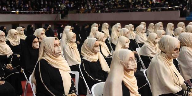  Bağcılar'da 111 kız hafızlık taçlarını giydiler