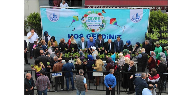 Bağcılar’da 35 bin fesleğen dağıtıldı