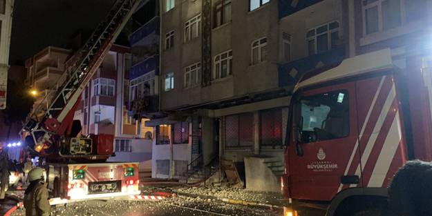 Bağcılar'da 5 katlı binada korkutan yangın!
