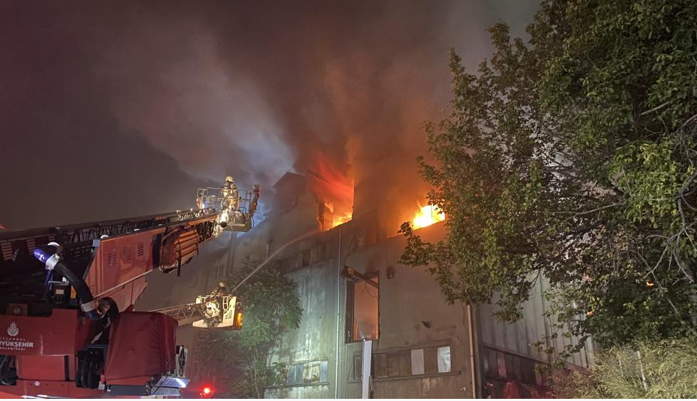 Bağcılar'da 5 katlı fabrika alevlere teslim oldu