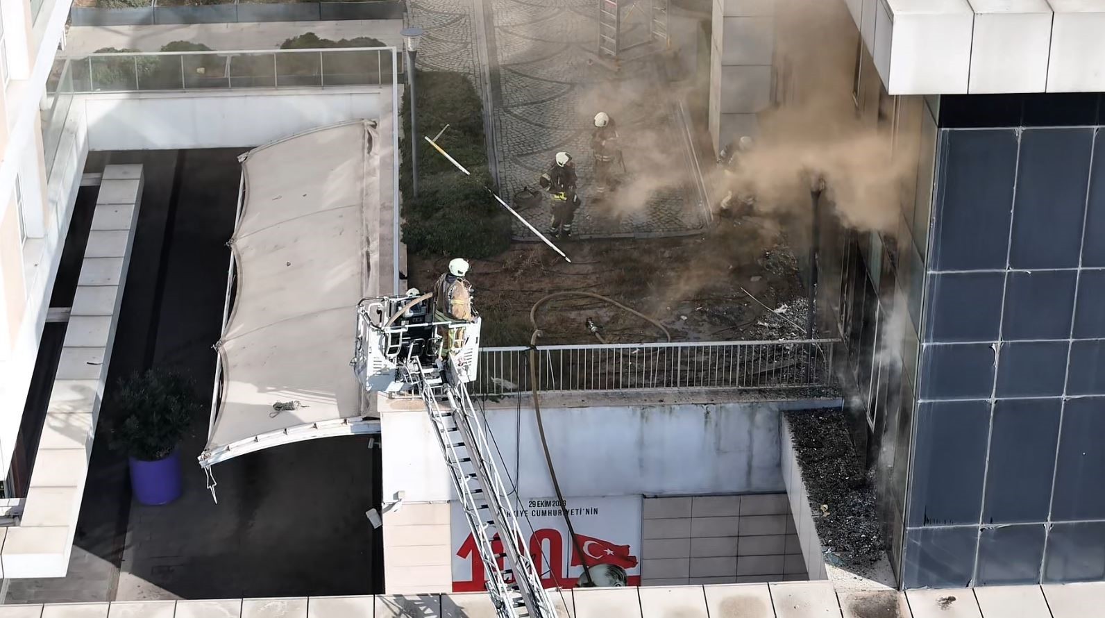Bağcılar'da AVM'de korku dolu anlar! Kapalı gece kulübü alevlere teslim oldu