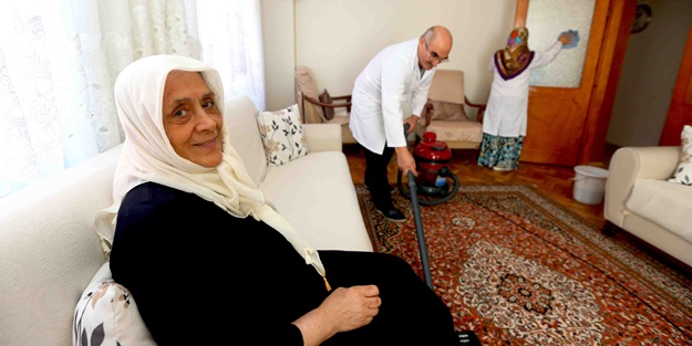 Bağcılar’da bakıma muhtaç 300 kişinin evinde bayram temizliği yapıldı