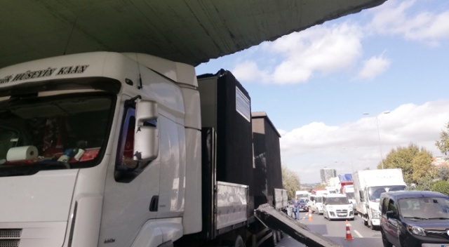 Bağcılar’da beton trafo yüklü TIR üst geçide takıldı