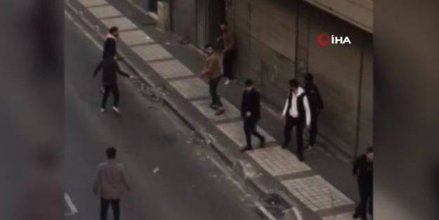 Bağcılar'da dehşete düşüren anlar! Satırlı, sopalı park yeri kavgası kameraya yansıdı