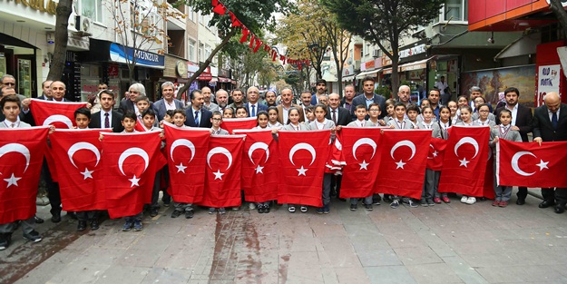 Bağcılar’da esnafa 10 bin Türk bayrağı dağıtıldı