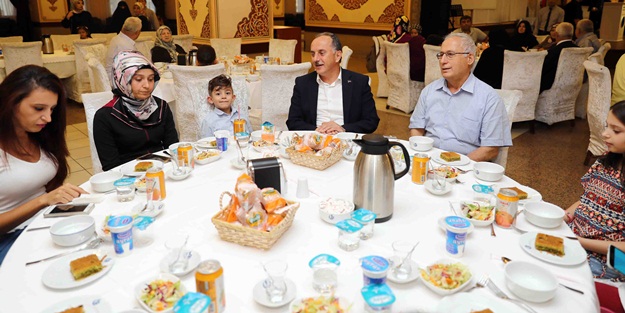 “Bağcılar’da gaziler ve şehit yakınları onur yemeğinde ağırlandı”