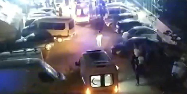 Bağcılar'da halı sahada silahlı kavga: 2 yaralı