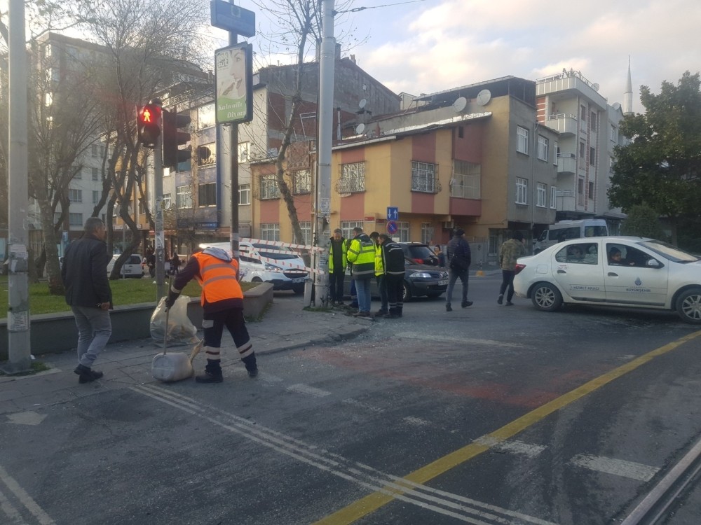 Bağcılar’da iki araç kaza yaptı, tramvay seferleri durdu 