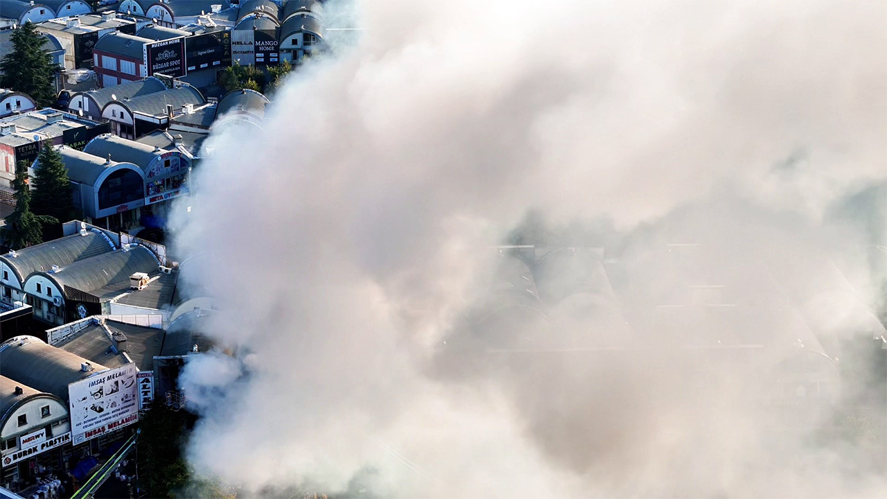 Bağcılar'da korkutan yangın! Çok sayıda iş yeri yandı