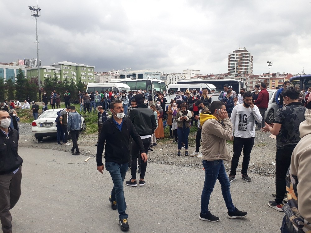 Bağcılar’da maaşlarını alamadığını iddia eden işçiler grev yaptı 