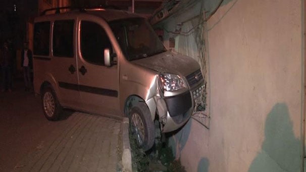 Bağcılar'da otomobil eve daldı!