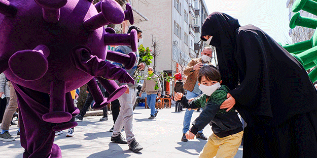 Bağcılar'da sıra dışı etkinlik! Koronavirüs kostümü giydiler