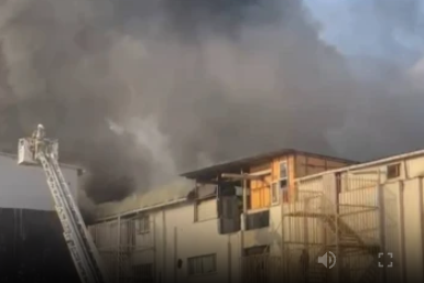 Bağcılar’da tekstil atölyesi alevlere teslim oldu! İtfaiye ekipleri olay yerinde