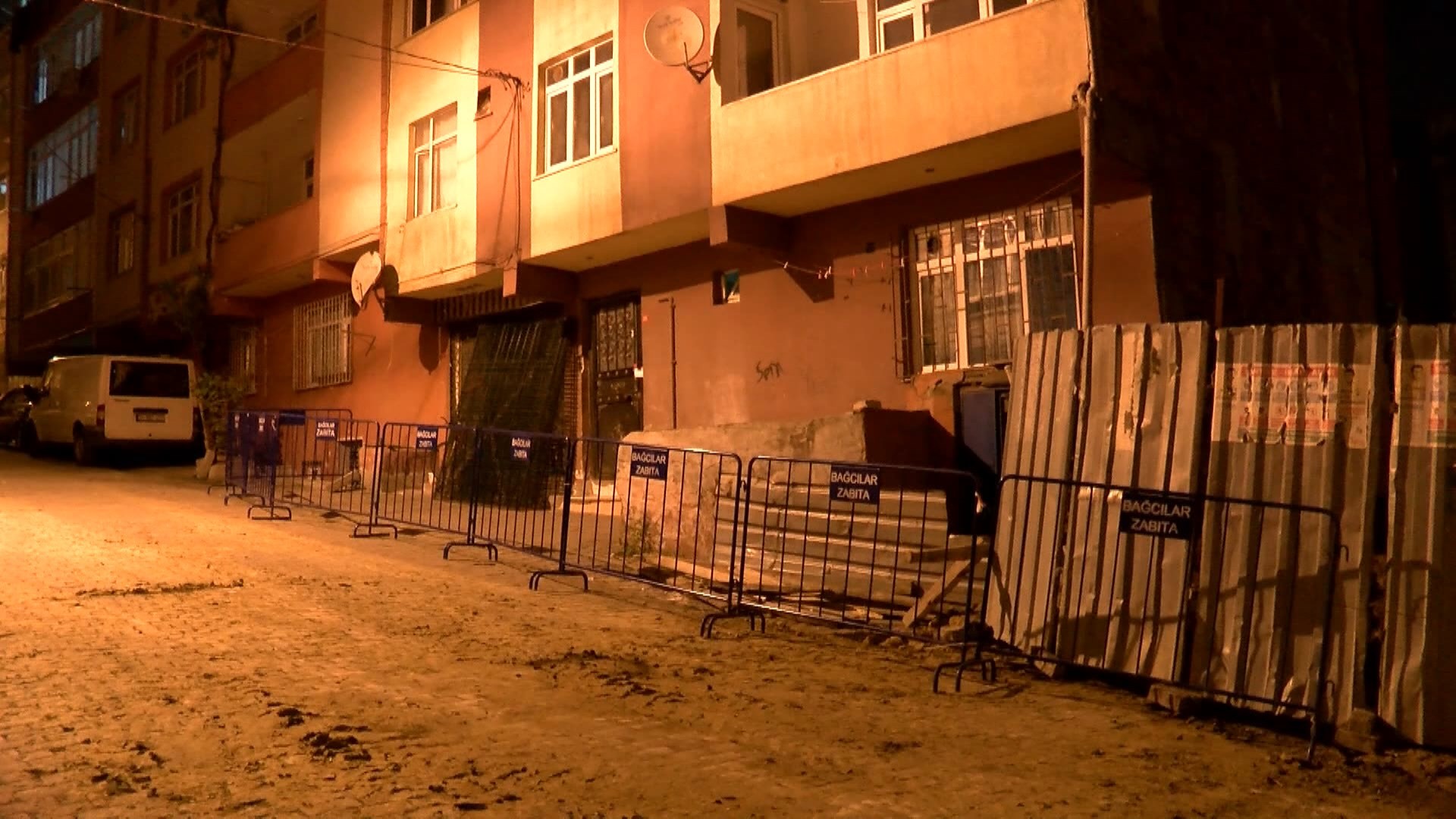 Bağcılar’da toprak kaydı, 5 katlı bina boşaltıldı