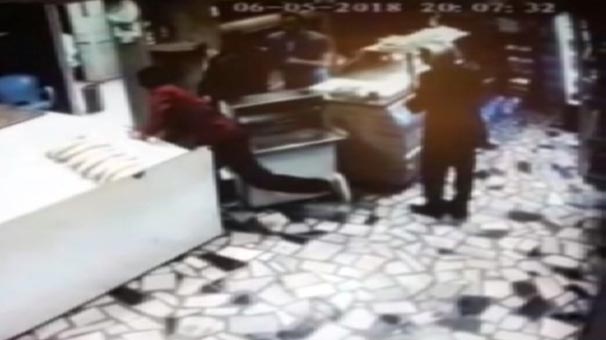 Bağcılar’da 'yan baktı' diye sokak ortasında defalarca bıçakladı