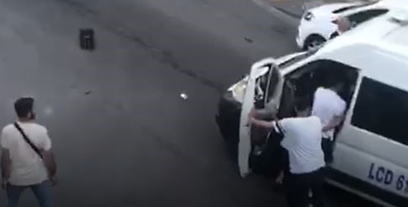 Bağcılarda yol verme kavgası: Servis şoförünü tekme tokat dövdüler!