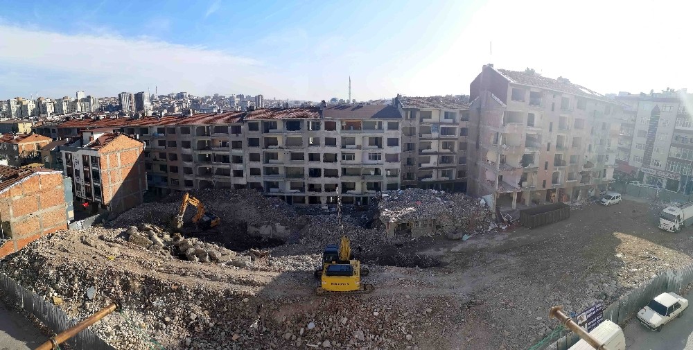 Bağcılar’daki tehlikeli binalar kontrollü olarak yıkılıyor 