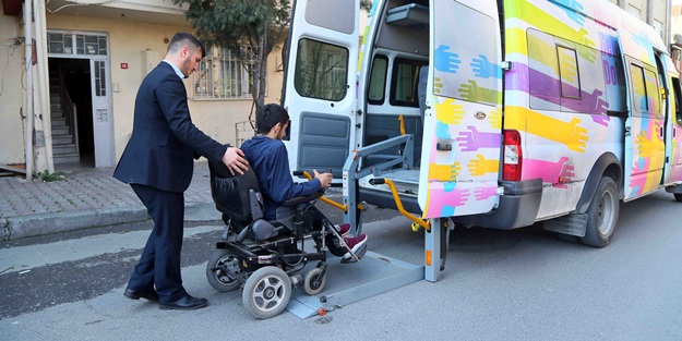 Bağcılarlı engelli ve yaşlı seçmenler asansörlü araçlarla oy kullandı 