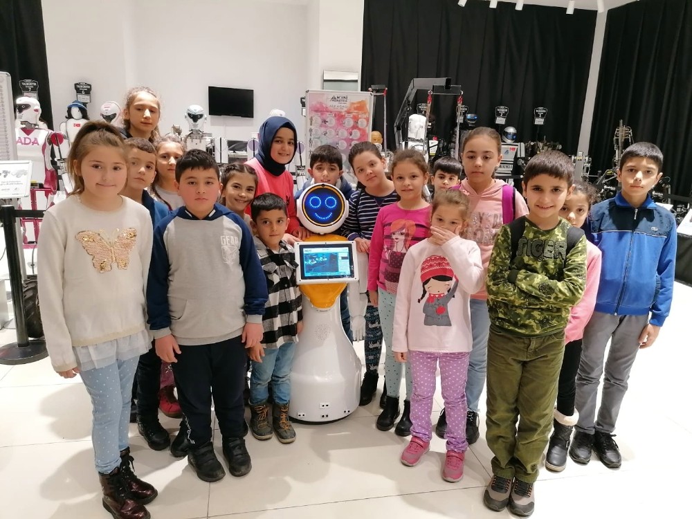 Bağcılarlı minikler robotlarla bir gün geçirdi 