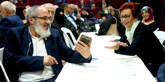 "Bağcılarlı yaşlılara akıllı telefon kullanma eğitimi verildi"