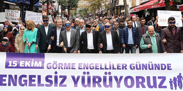 Bağcılarlılar, gözlerini kapatıp ellerinde bastonlarla 1 kilometre yürüdüler