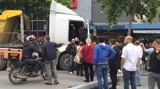 Bağdat Caddesinde hafriyat kamyonu kazası