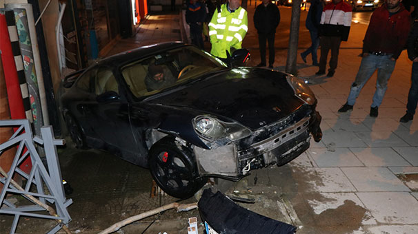 Bağdat Caddesi'nde lüks otomobil dükkana girdi