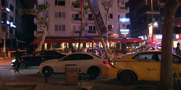 Bağdat Caddesi'nde taksi ile otomobil çarpıştı