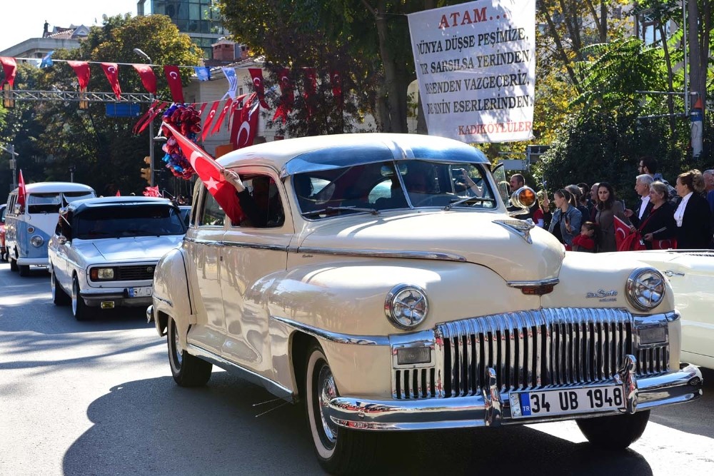 Bağdat Caddesi’nden Dolmabahçe’ye klasik araçlarla zafer konvoyu 