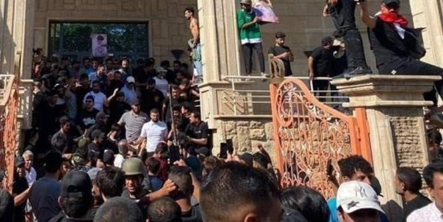 Bağdatlı Müslümanlar İsveç Büyükelçiliği'ni bastı