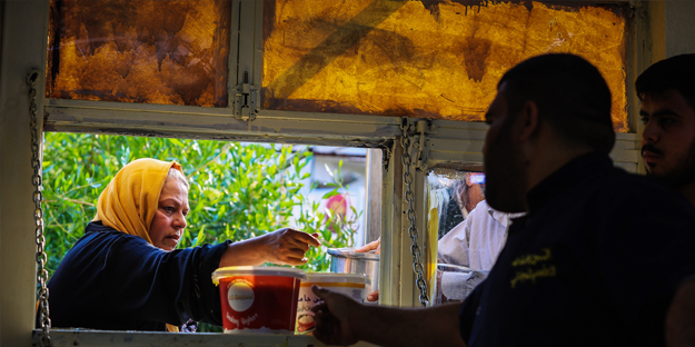 Bağdat'ta açılan aşevi ramazanda yoksulları doyuruyor