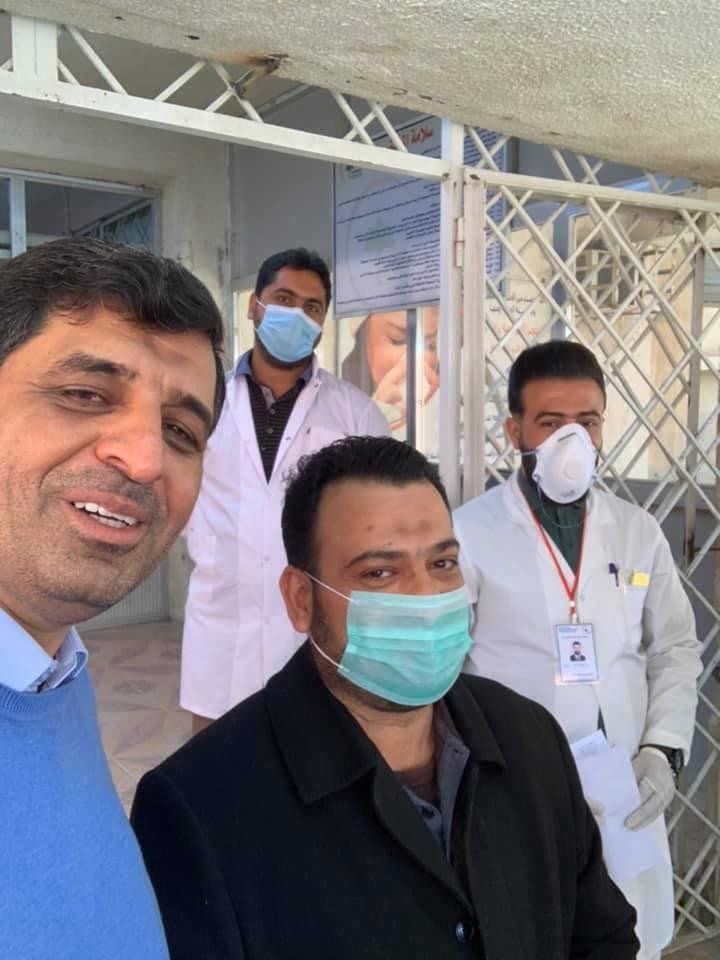 Bağdat’ta doktorlar, virüs tedavisi tamamlanan ilk hastayla selfie çektirdi 