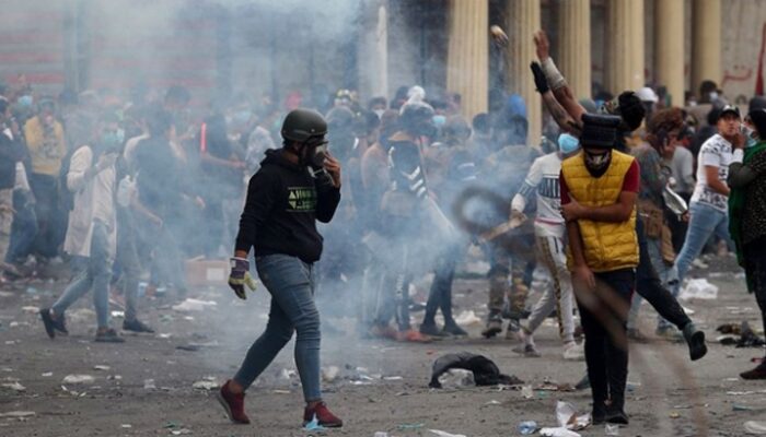 Bağdat'ta gösterilerin sürdüğü meydanda bıçaklanan gazeteci öldü