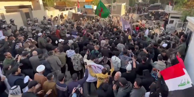 Bağdat'ta öfkeli kalabalık İsveç Başkonsolosluğu'na girmeye çalıştı!