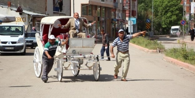 Milletvekili adayı, iki kişinin çektiği faytonla seçim turu yaptı
